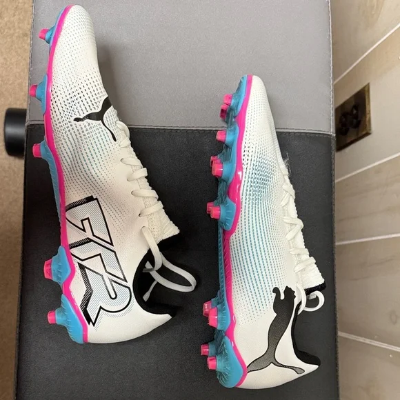 Puma White and Black Athletic Cleats - Picture 6 of 7